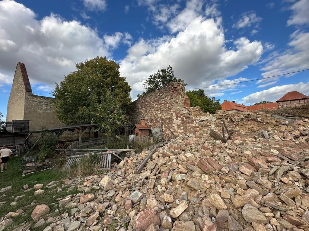 Meterhoch türmt sich der Schutt nach dem Mauereinsturz auf der Konradsburg.