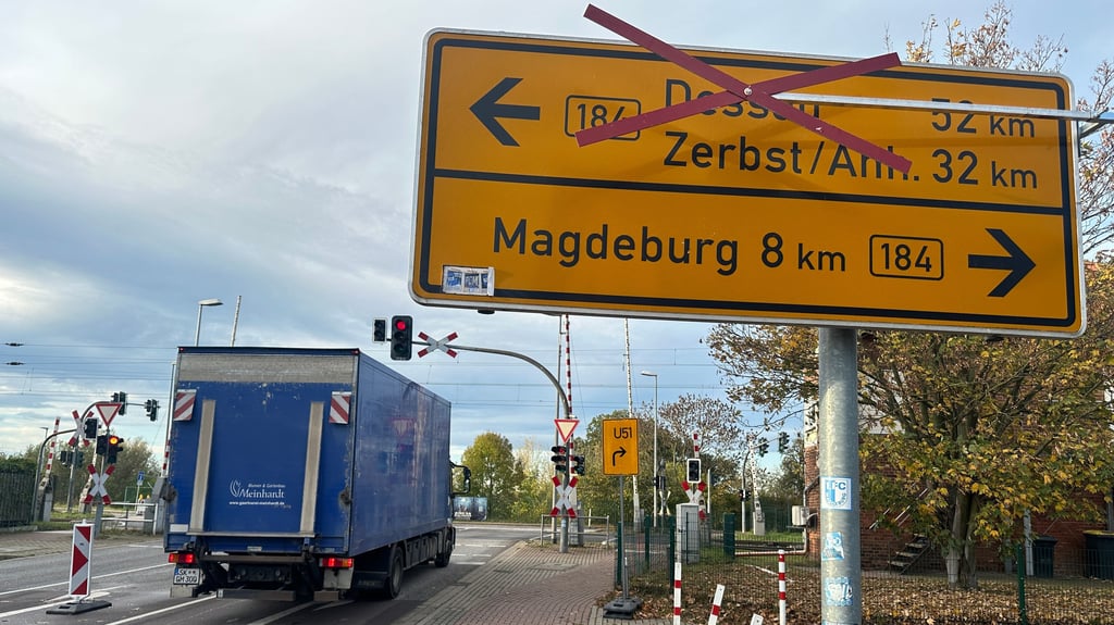 Obwohl die Magdeburger Straße zur Linken des LKWs vollgesperrt ist, steht die Ampel in Richtung Heyrothsberge auf Rot. Bei den Verkehrsteilnehmern sorgt das für Verwirrung.