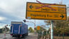 Obwohl die Magdeburger Straße zur Linken des LKWs vollgesperrt ist, steht die Ampel in Richtung Heyrothsberge auf Rot. Bei den Verkehrsteilnehmern sorgt das für Verwirrung. 