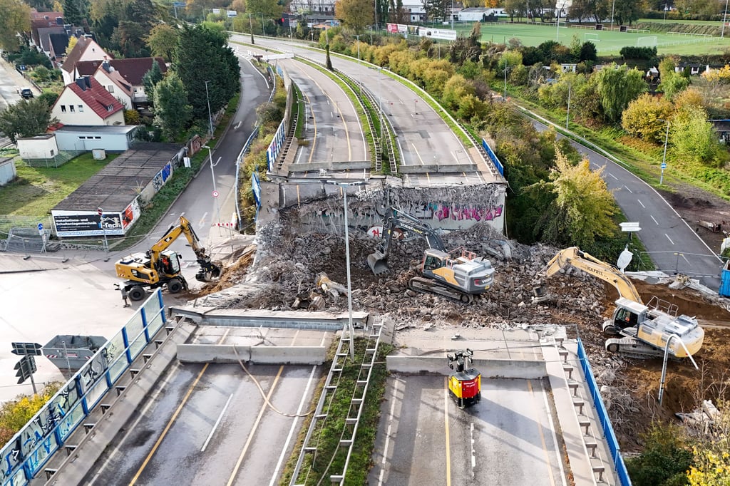 Nun ist sie komplett weg: Die Ringbrücke über die Brenneckestraße in Magdeburg ist gefallen.