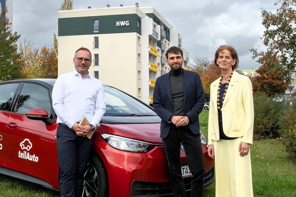 HWG-Geschäftsführerin Simone Danz zusammen mit Jonathan Blume, teilAuto-Regionalleiter Sachsen-Anhalt und HWG-Abteilungsleiter der Wohnungswirtschaft Sebastian Ohm (v.r.n.l.).