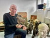 Roland Zander hält den bekannten „Mähnenspringer“, der als große Plastik im Magdeburger Zoo steht, in Händen. Diese und weitere Werke des Bildhauers Dieter Borchhardt hat er gerettet.