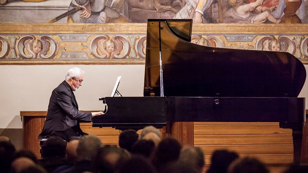Der spanische Pianist Antonio Soria Alemany tritt spontan im Zerbener Schloss auf.