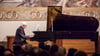 Der spanische Pianist Antonio Soria Alemany tritt spontan im Zerbener Schloss auf.