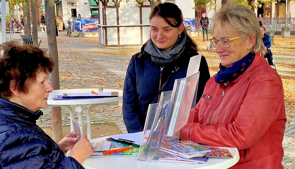 Mehrere Bürger nutzten am Dienstag die Gelegenheit, um Oberbürgermeisterin Silvia Ristow (rechts) und den Dezernenten Stephanie Schönau (Mitte) und Holger Dittrich (nicht im Bild) Probleme zu schildern oder so wie Silvia Mathis (links) einfach nur Danke zu sagen.