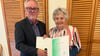 Horst Riethausen überreicht Helga Wiegel die „Goldene Solidaritätsnadel“ in Wanzleben.