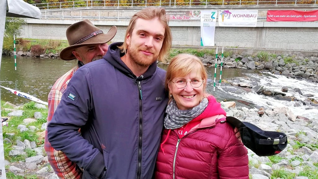 Lennard Tuchscherer besucht mit seinen Eltern Kathi und Thomas Tuchscherer die Wildwasser-Strecke in Haynsburg und beobachtet die German Masters.