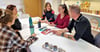 Kurze Dienstbesprechung bei der Knufmann GmbH in Klötze. Tobias Platte (von rechts), Cristina Könemann, Chefin Kirstin Knufmann und zwei weitere Mitarbeiterinnen diskutieren über das Design einer Verpackung. Jede Meinung zählt. 