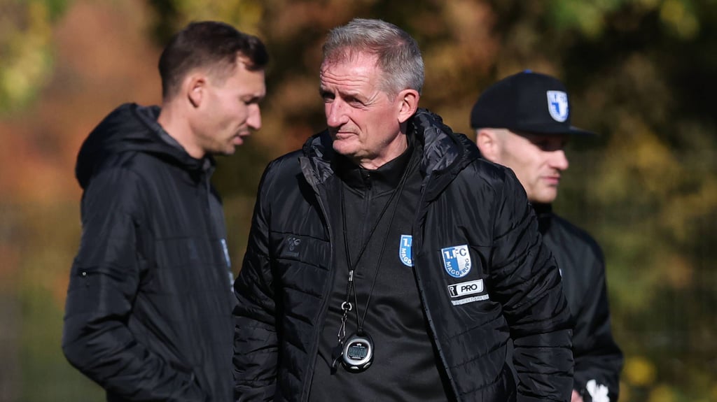 Das FCM-Interimstrainerduo Pascal Ibold, Petrik Sander und Co-Trainer Silvio Bankert (v.l.) beim Training.