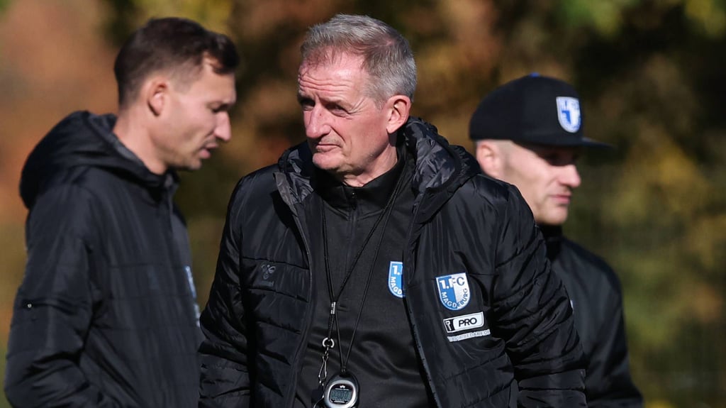 Das FCM-Interimstrainerduo Pascal Ibold, Petrik Sander und Co-Trainer Silvio Bankert (v.l.) beim Training.