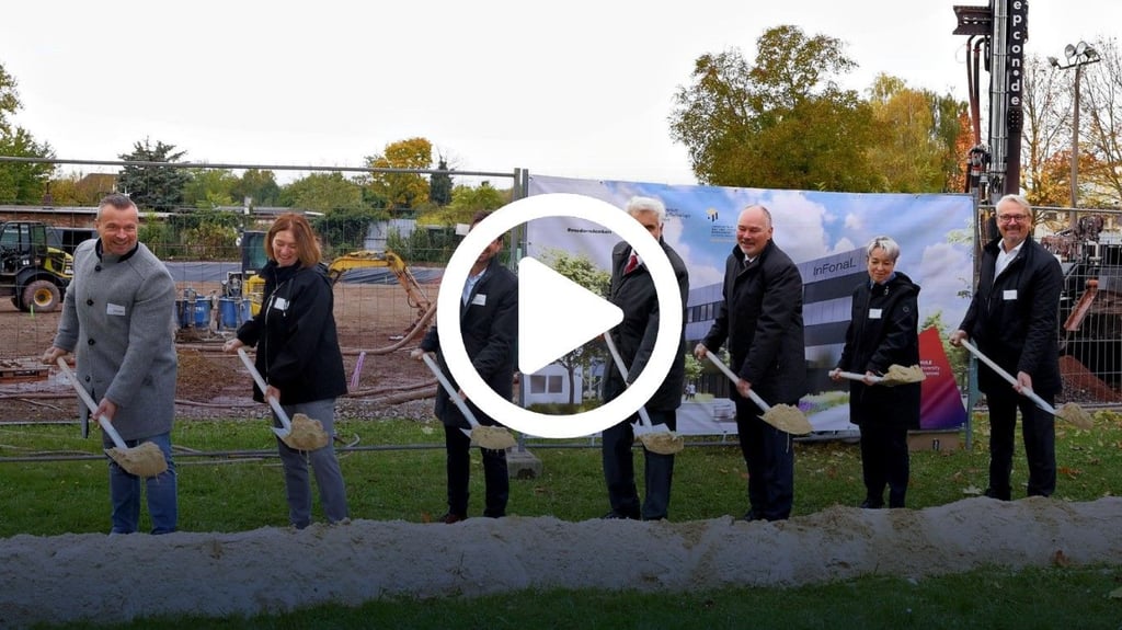 Symbolischer Spatenstich mit Landrat Andy Grabner, Verwaltungschefin Sabine Thalmann, Projekt-Initiator Professor Christof Hamel, Minister Armin Willingmann, Hochschul-Präsident Jörg Bagdahn, Oberbürgermeisterin Christina Buchheim und Andreas Grobe vom Landesbetrieb Bau