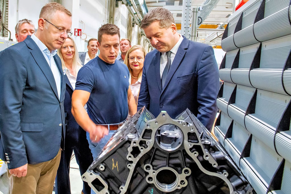 Fertigungsleiter Steven Walther zeigt Landeswirtschaftsminister Sven Schulze (r.) sowie Daniel Sturm (beide CDU) in den Hallen der Naumburger Firma Gehring die neuesten technischen Möglichkeiten.