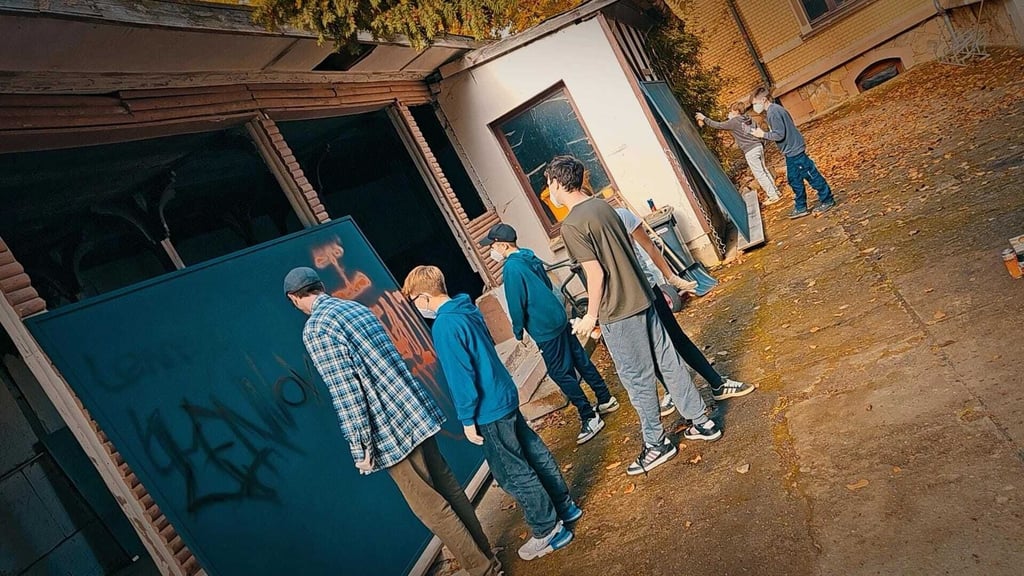 Knapp ein Dutzend Ferienkinder aus Blankenburg nahmen am Graffiti-Projekt im Blankenburger Jugendfreizeitzentrum Roh 11 teil.