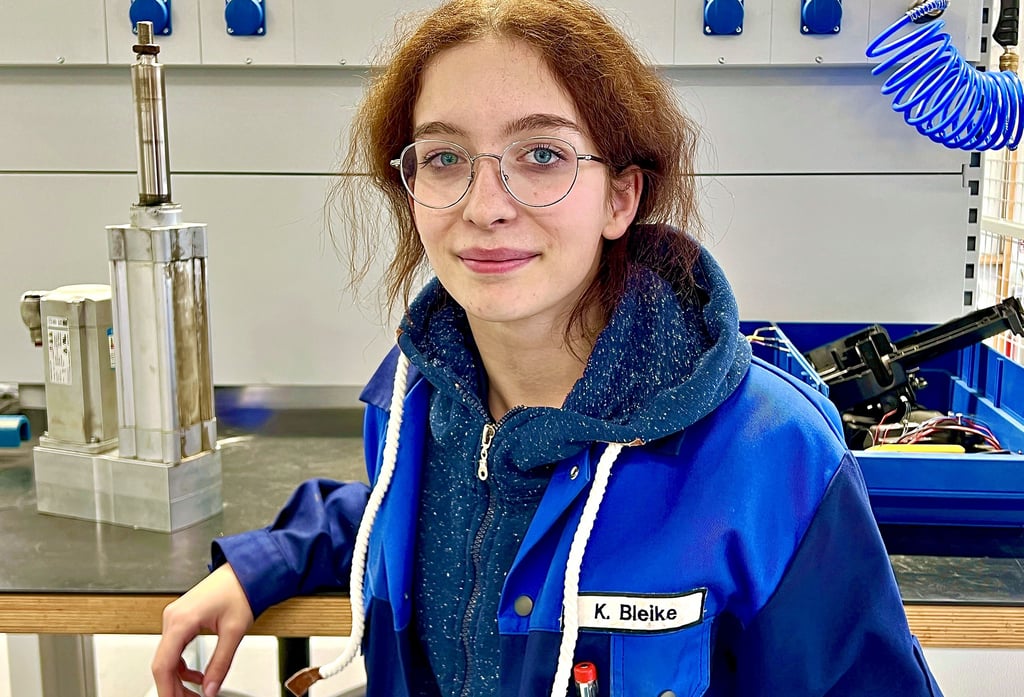 Kira Bleike macht eine Ausbildung zur Mechatronikerin bei Exte.