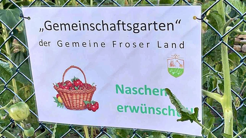 Im Froser Burgweg hängt ein Schild der „Gemeine Froser Land“.