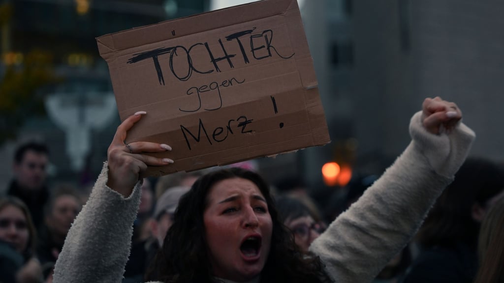 Tausende Menschen beim Protest vor der CDU-Zentrale.