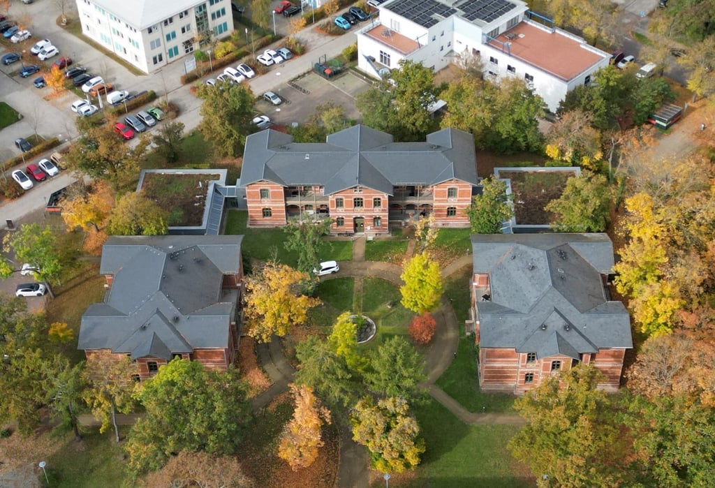 Das Boardinghaus aus der Vogelperspektive: Die Appartements in den drei Villen kann man mieten.