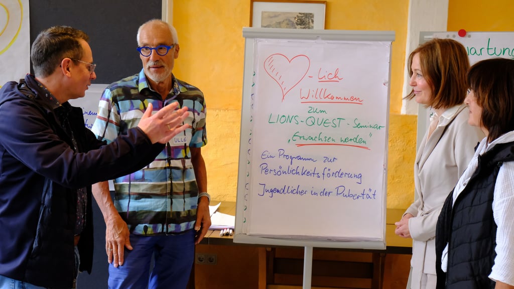 Lars Grundmann, amtierender Präsident des Lions Clubs Blankenburg, im Austausch mit Seminarleiter Heinz-Dieter Ulrich aus Peine, der Lions-Quest-Beauftragten Jana Diesener und Sylvia Körner, Vorstand der Blankenburger Wohnungsgenossenschaft (von links), während einer Pause des Lions-Quest-Seminars in Blankenburg.