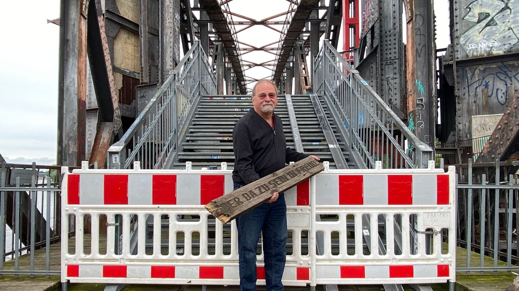 Rolf Onnen, der Eigentümer der Hubbrücke, steht mit einer zerstörten Holzbohle vor der Brücke. Vandalismus hatte auch schon zu Sperrungen geführt. Nun wurde die Nutzung wegen Sicherheitsmängeln vom Wasser- und Schifffahrtsamt Magdeburg untersagt.
