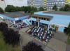 Betende Gläubige vor dem Islamischen Kulturcenter in Halle-Neustadt: Weil der Platz nicht ausreicht, wünscht die Islamische Gemeinde sich seit Jahren einen Neubau. 