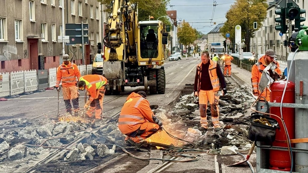 In Halle gibt es derzeit besonders viele Baustellen: In der Trothaer Straße wurden zuletzt Straßenbahngleise erneuert. Für Autofahrer kam es dadurch zu erheblichen Behinderungen.