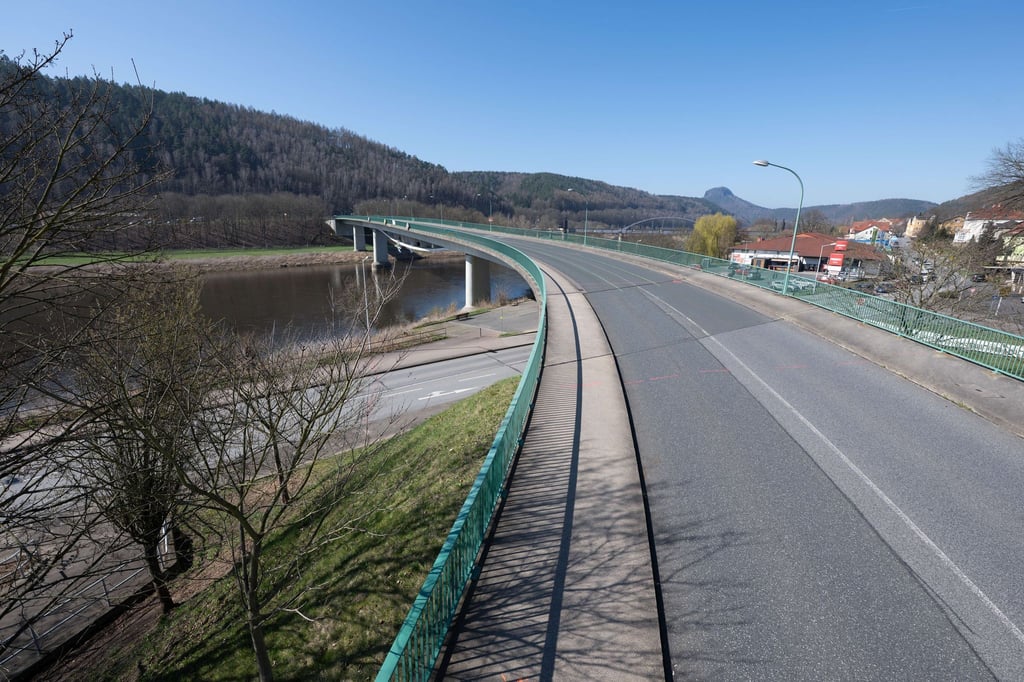 Nachdem die Elbbrücke in Bad Schandau monatelang geprüft wurde, stellt sich auch die angrenzende Gleisüberquerung als Sorgenkind heraus. (Archivbild)