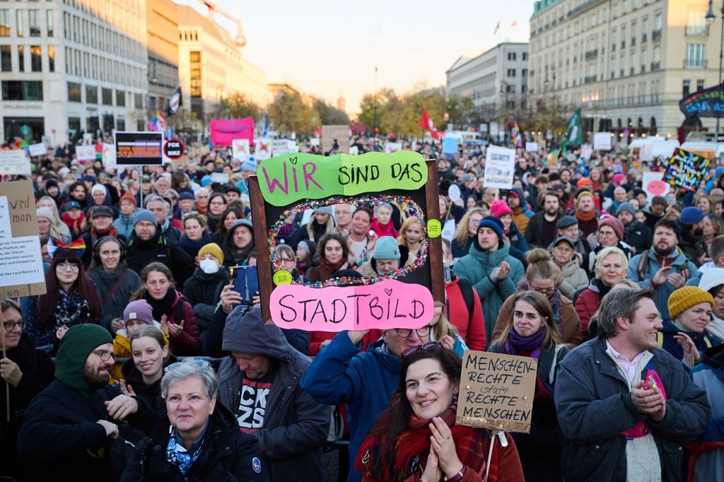 In Berlin und Kiel sind Demonstrationen zu den Merz-Äußerungen geplant.