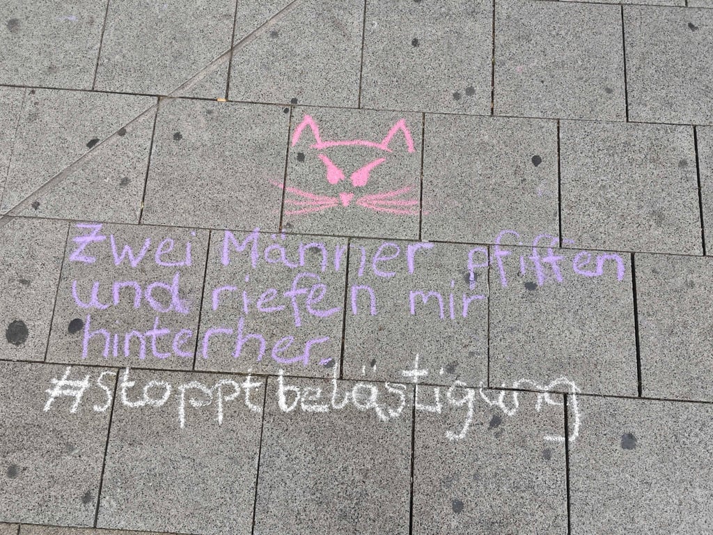 Aktivistinnen in Offenbach wollen mit Kreide ein Zeichen gegen Catcalling, gegen Belästigung in der Öffentlichkeit setzen.