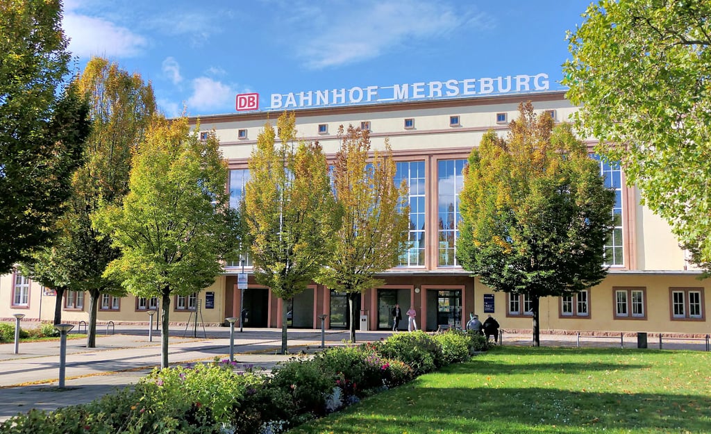 Merseburgs Bahnhofsgebäude stammt aus den 1950er Jahren. Demnächst könnte davor eine stählerne Stadtsilhouette stehen.