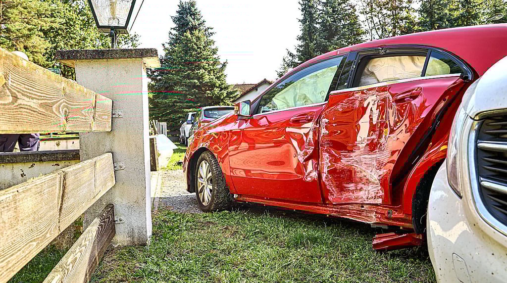 Der Mercedes mit stark beschädigter Seite nach einer Kollision beim Ausparken am Ochsenkopf. Die Ermittlungen zum Unfallhergang laufen.