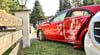 Der Mercedes mit stark beschädigter Seite nach einer Kollision beim Ausparken am Ochsenkopf. Die Ermittlungen zum Unfallhergang laufen.