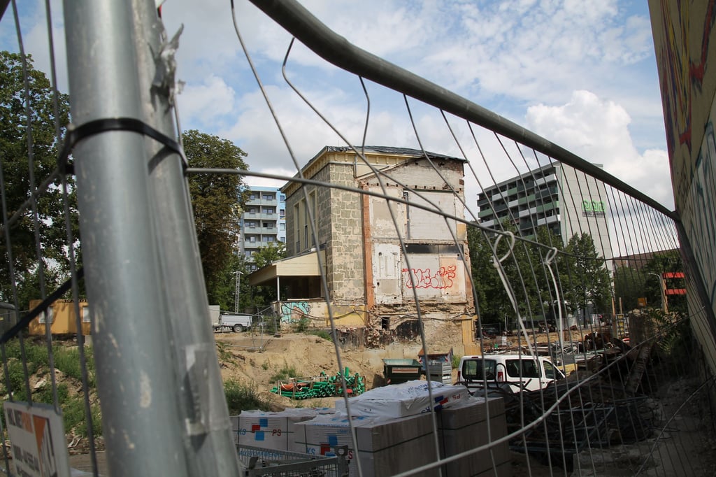 Der Stillstand auf der Schorre-Baustelle in der Willy-Brandt-Straße wird noch länger andauern.