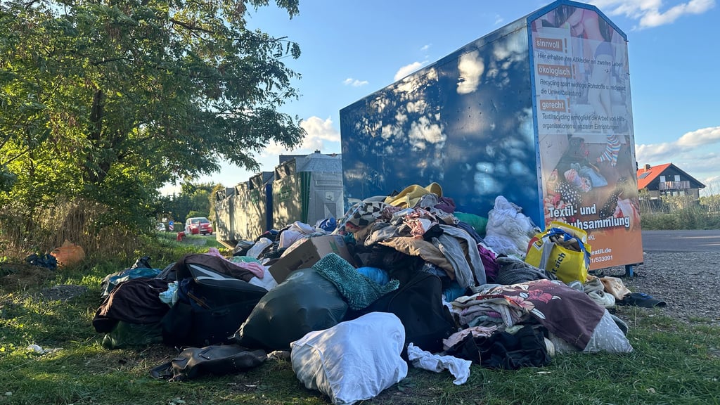Am Ortseingang von Biederitz, in der Woltersdorfer Straße, platzten die Kleidercontainer zuletzt aus allen Nähten. Nun zieht die Gemeinde Konsequenzen.