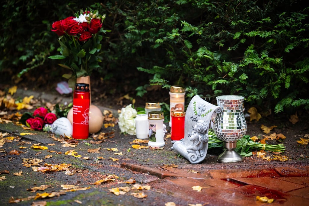 Blumen und Kerzen wurden am Tatort im Bremer Stadtteil Obervieland abgelegt.