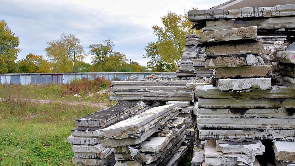 Auf dem Gelände des Thiedamm-Garagenkomplexes in Löderburg stapelt sich das Material der abgerissenen Garagenreihe - und einiges mehr.