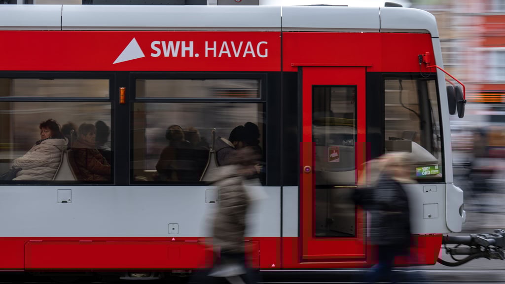 Ein Mann hat am Montagmittag in einer Straßenbahn der Linie 1 in Halle einer Frau mit der Faust gegen den Kopf geschlagen.