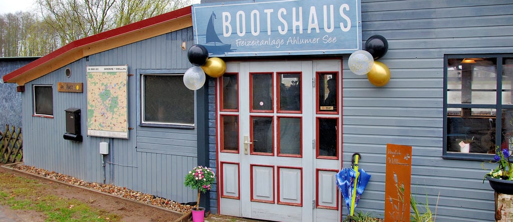 Zweieinhalb Jahre nach der Eröffnung ist im Ahlumer Bootshaus schon wieder Schluss. Pächterin Tanja Poppe hat ihren Vertrag zum Jahresende gekündigt. Jetzt sucht die Gemeinde nach einem neuen Interessenten, der den Gastronomie- und Veranstaltungsbetrieb am See übernimmt.