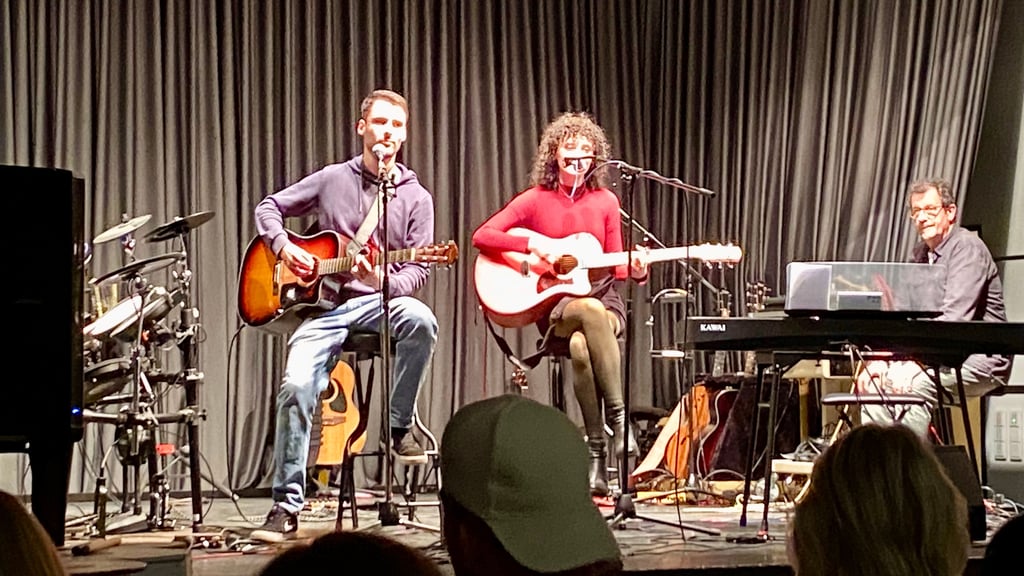 Annika Regner und ihr Bruder Max nehmen an der Open-Stage der Awo in Jerichow mit eigenen Songs teil.