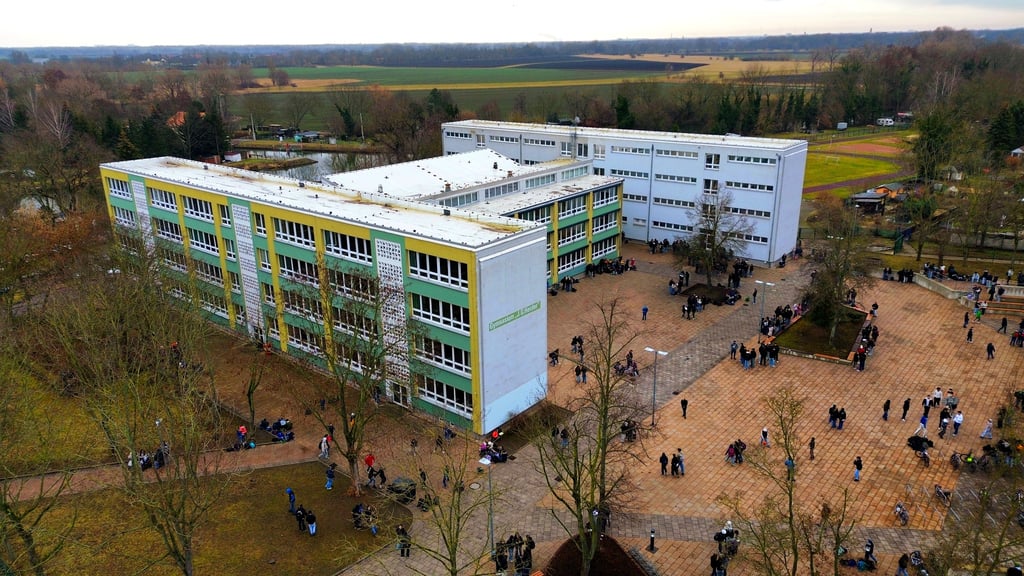Das Herder-Gymnasium in Merseburg hat über 1.000 Schüler und ist laut Gesetz doch zu klein.