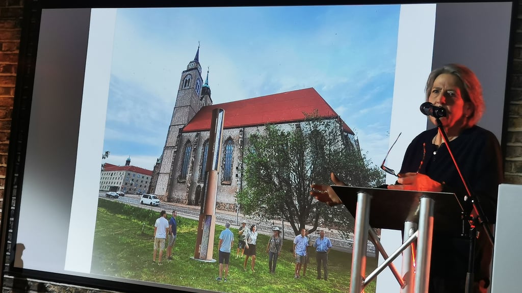 Magdeburg sucht ein neues Wahrzeichen, das auf dem Johannisberg errichtet werden soll. Der Vorschlag von Künstlerin Maria J. Fernández: Eine über sechs Meter hohe Säule.