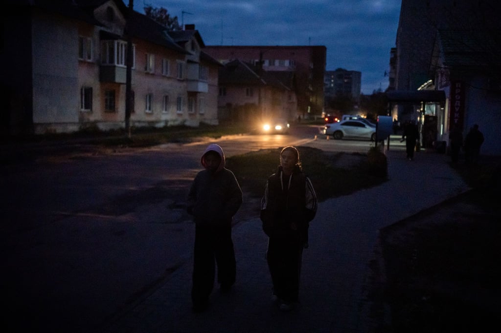 Russische Angriffe haben viele Städte der Ukraine ins Dunkel gestützt.