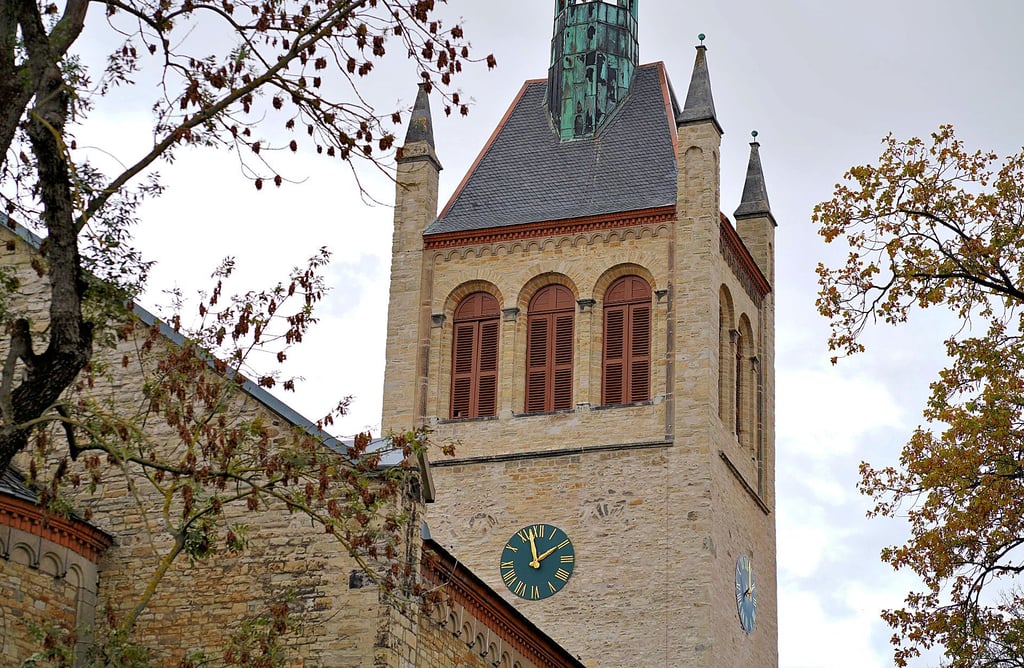 Die Fassade des Kirchturms in Biere ist fertig saniert. Nun fehlen nur noch kleinere Arbeiten.