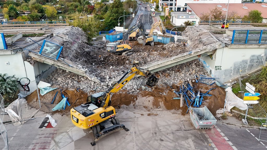 Nach dem Abriss müssen nun die Trümmer beseitigt werden.