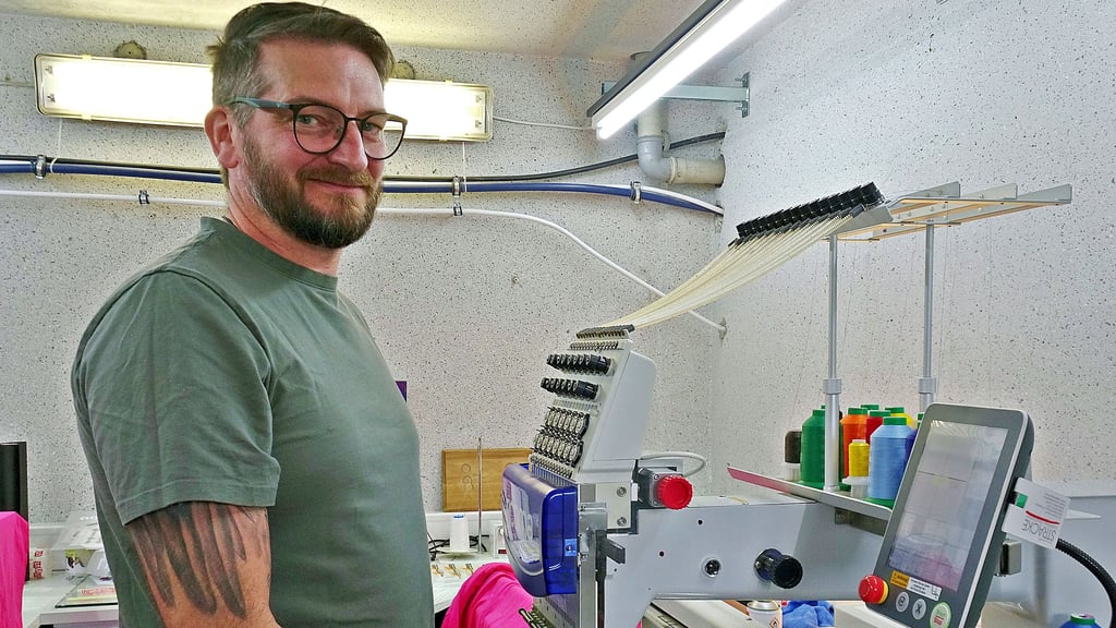 Grafiker Marcel Mattigit an der Stickmaschine in den Räumen von S-Grafixx.