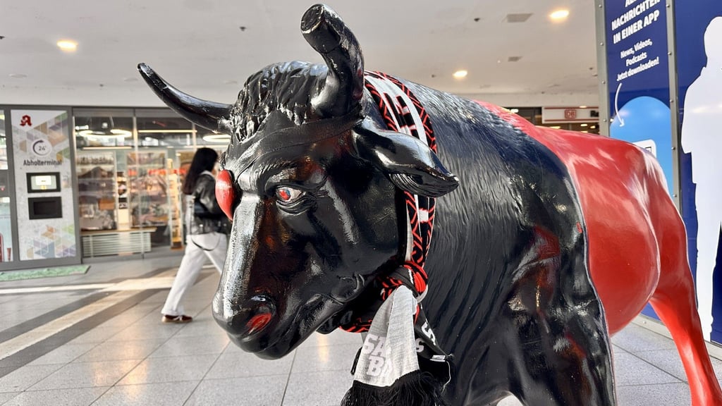 Der Stier steht noch bis zum Wochenende bei der MZ im Hauptbahnhof. Vor zwei Jahren war er Opfer einer spektakulären Entführung.