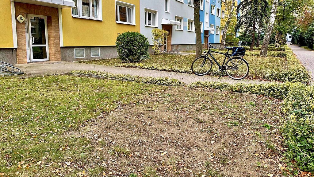 Am Malzmühlenfeld 14: Obwohl die Bauarbeiten hier bereits Jahren zurückliegen, ist die kahle Stelle noch nicht mit Rasen zugewachsen.
