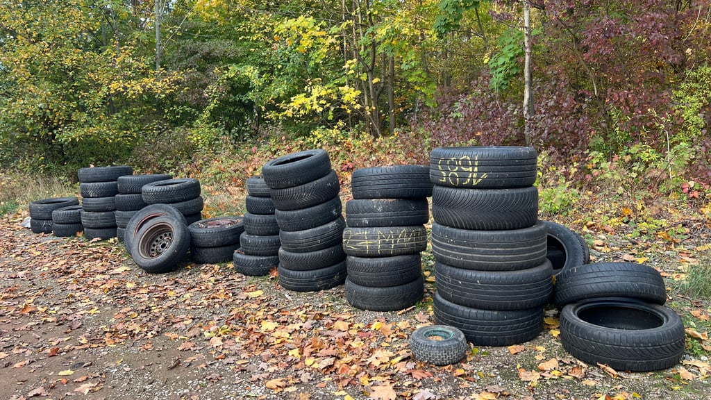 Ein großer Reifenstapel wurde aktuell mal wieder mitten im Huy entsorgt.