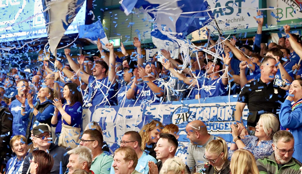 Die Fans des Dessau-Roßlauer HV feierten jedes Tor ihrer Mannschaft gegen den SC Magdeburg.