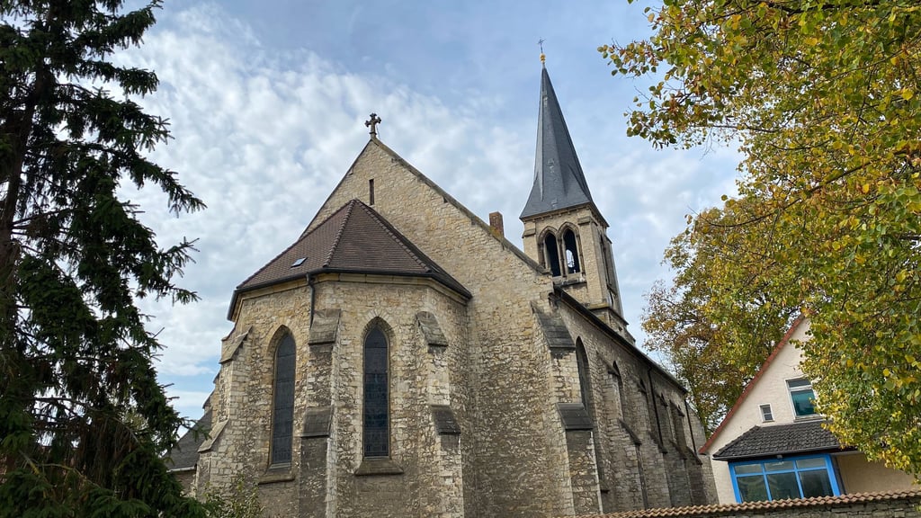 „Eine Glucke, die über ihre Küken wacht“ – so beschreibt der Carsted-Club Atzendorfs Kirche. Ohne sei der Ort irgendein x-beliebiger.