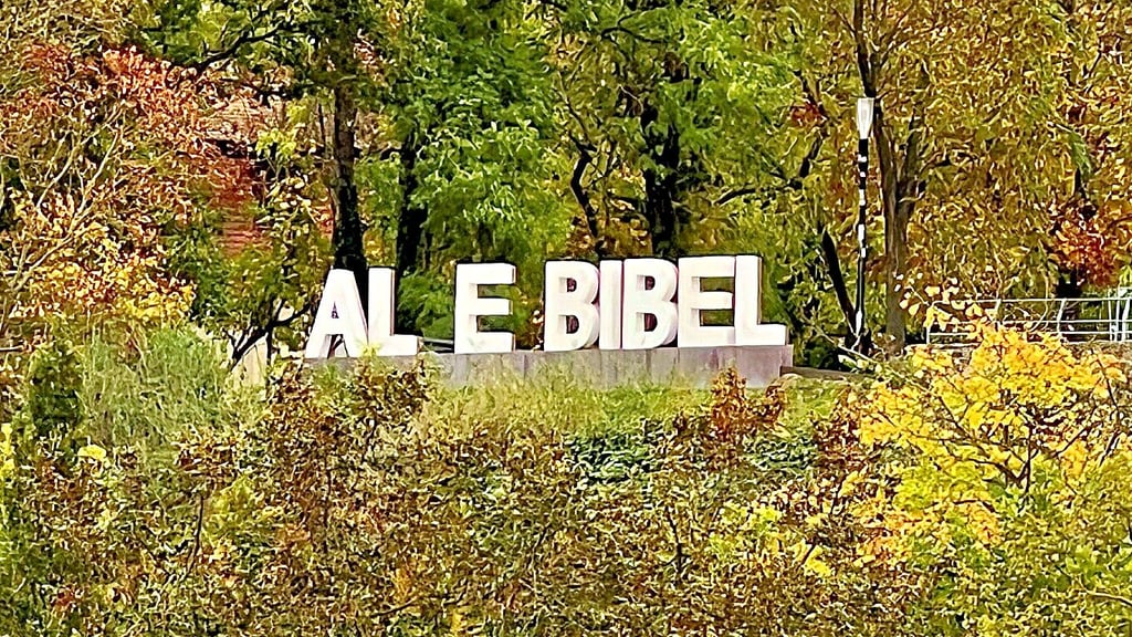 Aufgrund von Vandalismus musste ein Buchstabe im „Alte Bibel“-Schriftzug entfernt werden.